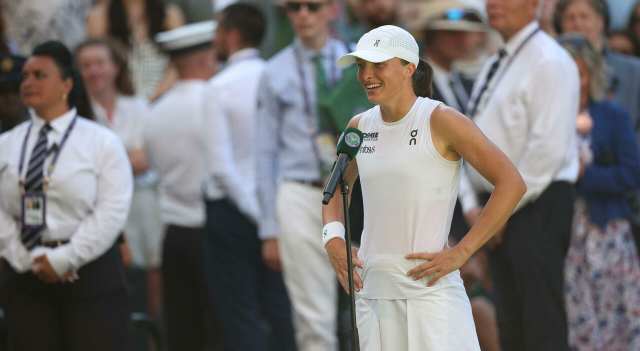 Iga Swiatek "ruba" gli asciugamani di Wimbledon dopo il match. Negli store del torneo costano 67 sterline l Iga Swiatek "ruba" gli asciugamani di Wimbledon dopo il match. Negli store del torneo costano 67 sterline l