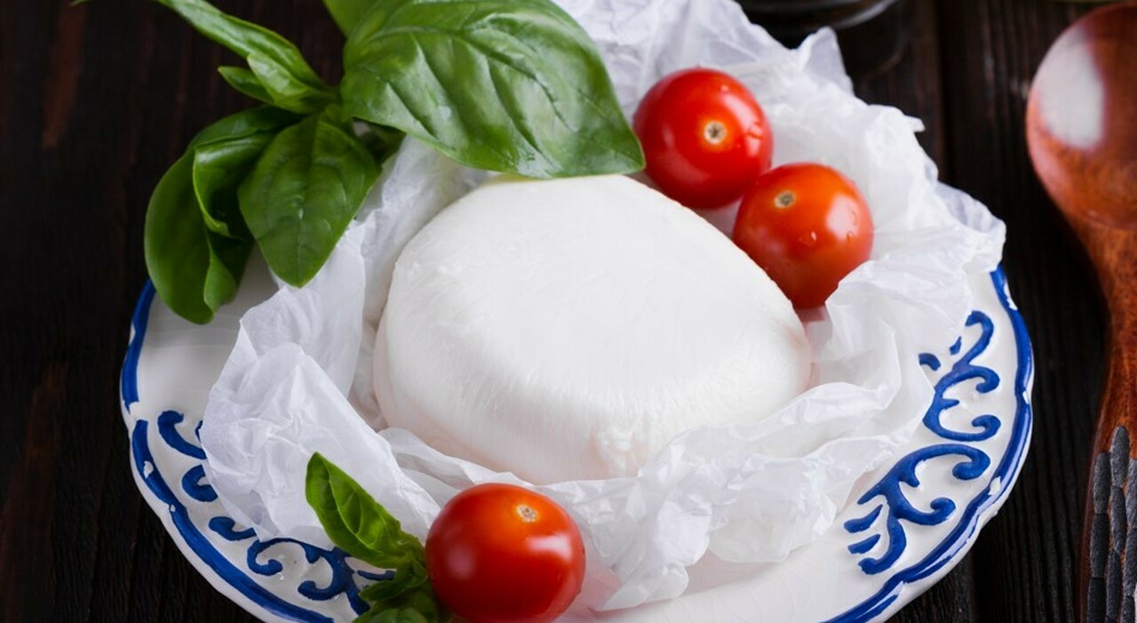https://statics.cedscdn.it/photos/MED_HIGH/2025/07/11/8951001_11184242_mozzarelle_supermercato_classifica_altroconsumo_top_flop_oggi_11_7_2025.jpg
