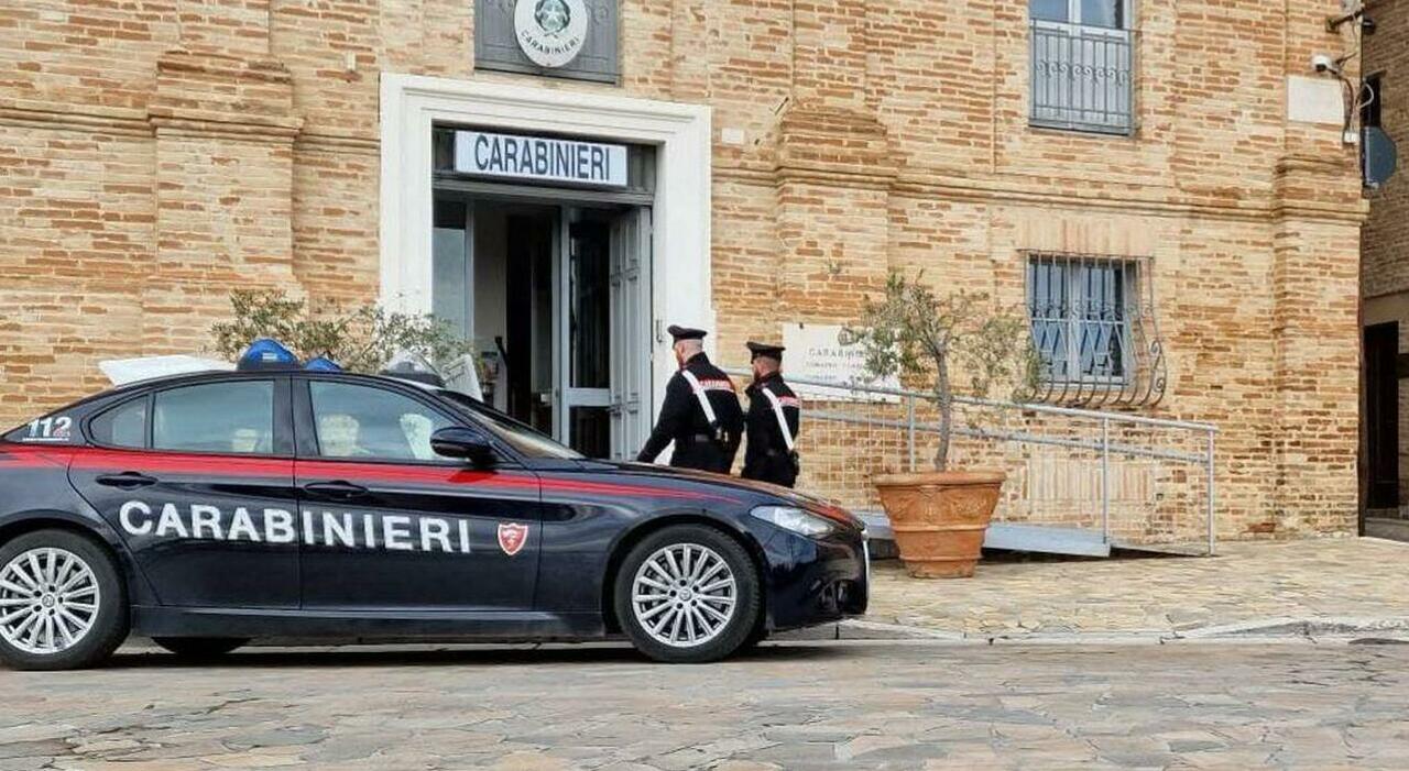 Calci e pugni in testa a un ragazzo: «Muori». Poi minaccia i vicini: «Vi sciolgo nell?acido» Calci e pugni in testa a un ragazzo: «Muori». Poi minaccia i vicini: «Vi sciolgo nell?acido»