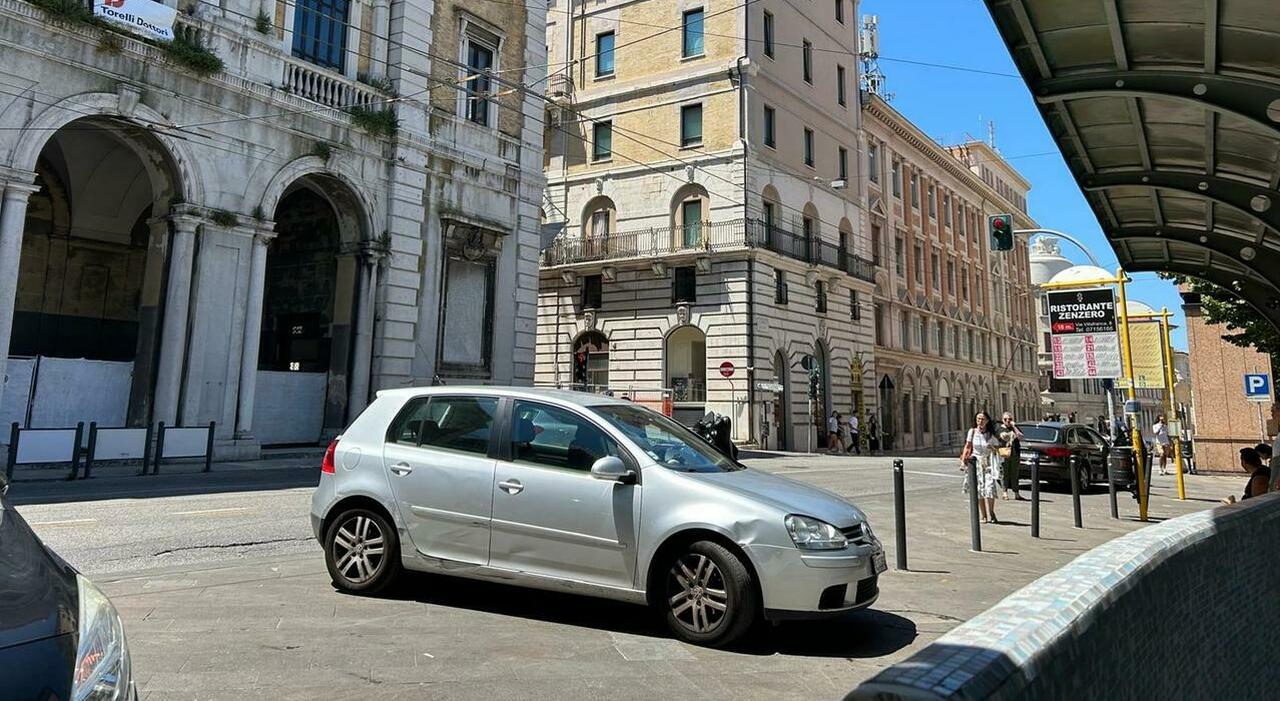 Piazza Roma, spaccio, petardi e risse. I commercianti: «Barricati nei negozi per i maranza» Piazza Roma, spaccio, petardi e risse. I commercianti: «Barricati nei negozi per i maranza»