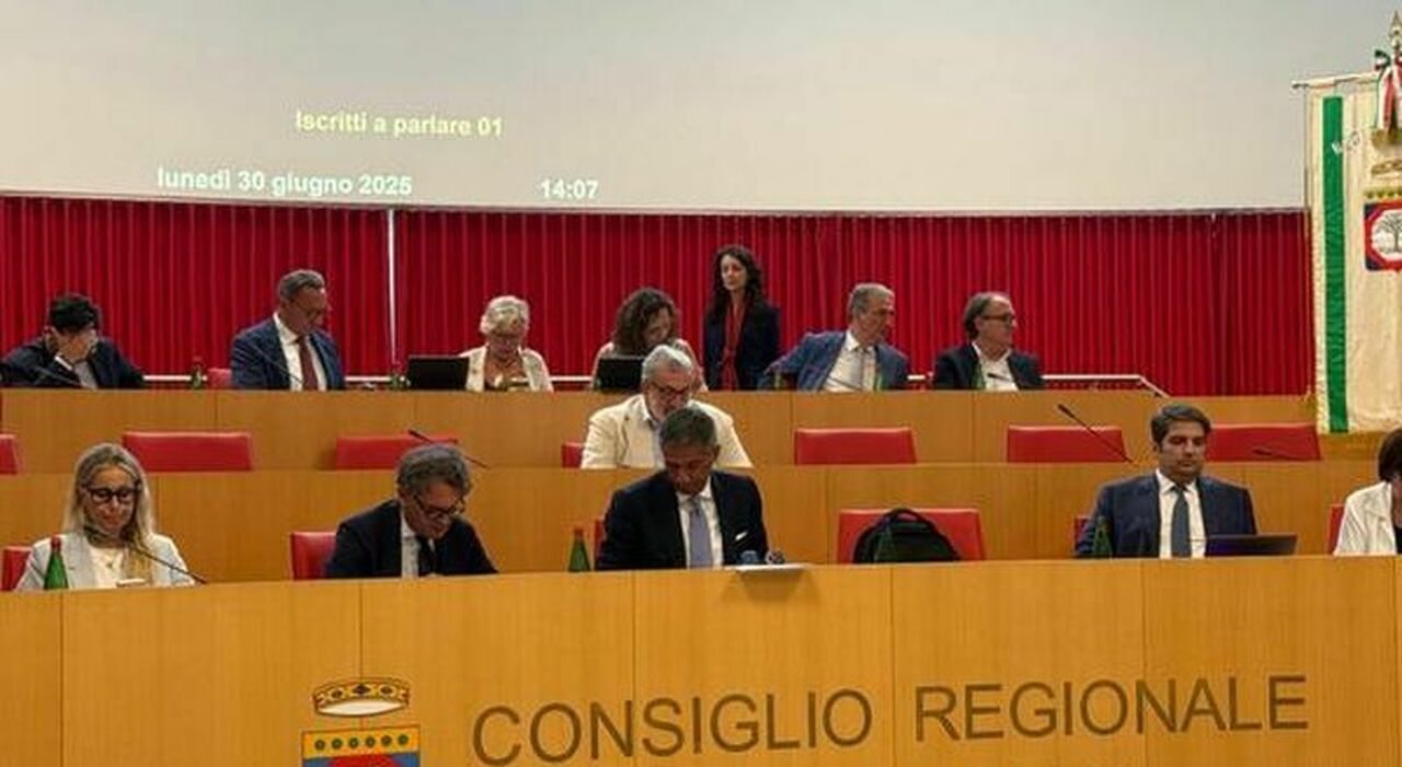 «No al patto di fine legislatura». Il centrodestra sfida Emiliano «No al patto di fine legislatura». Il centrodestra sfida Emiliano