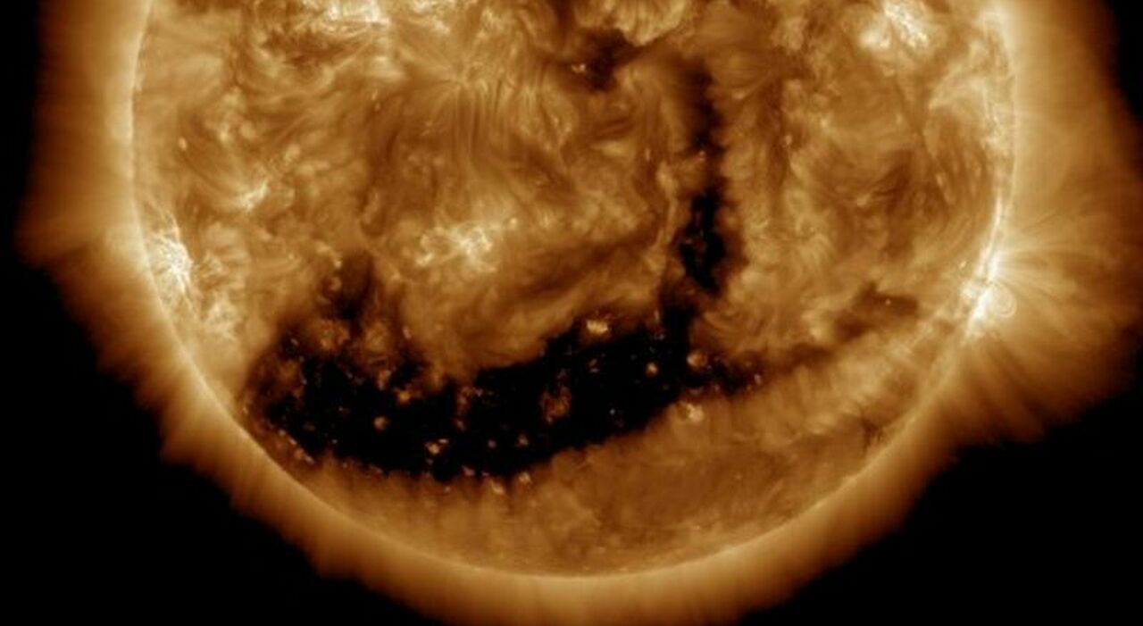 https://statics.cedscdn.it/photos/MED_HIGH/2025/07/12/8952412_12103047_tempesta_solare_weekend_buco_sole_embrione_vento_solare_terra_oggi_12_7_2025.jpg