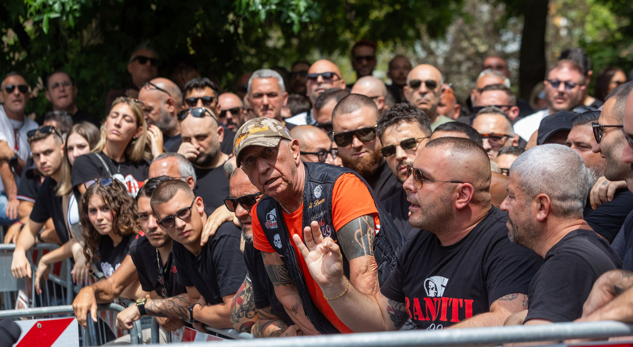 https://statics.cedscdn.it/photos/MED_HIGH/2025/07/12/8952444_12110708_milan_inter_tifosi_non_graditi_oggi_12_7_2025.jpg