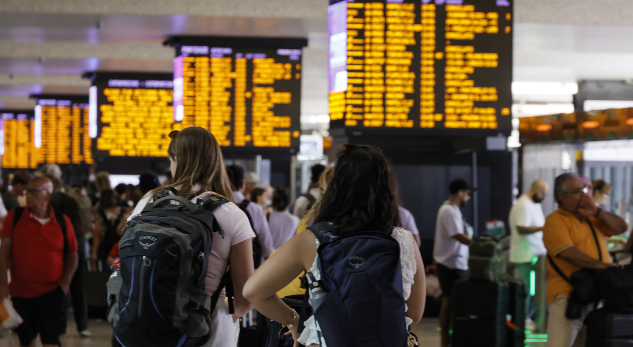 Treni e ritardi, sarà un agosto da incubo: «Milano-Roma in 5 ore, quasi 7 per Napoli». Dai voli al bus, le ...