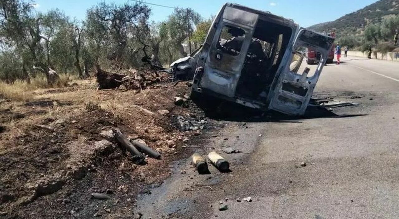Tragico incidente in Puglia: scontro auto ambulanza, il mezzo di soccorso va a fuoco. Muore ex sindaco, 5 feriti Tragico incidente in Puglia: scontro auto ambulanza, il mezzo di soccorso va a fuoco. Muore ex sindaco, 5 feriti