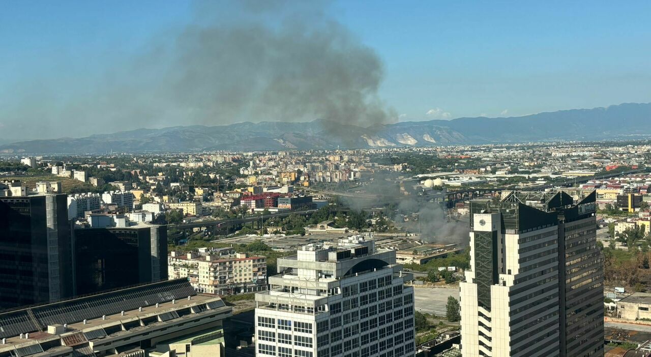 Incendio al Centro Direzionale, nuovo rogo in strada: nube di fumo invade la zona Incendio al Centro Direzionale, nuovo rogo in strada: nube di fumo invade la zona