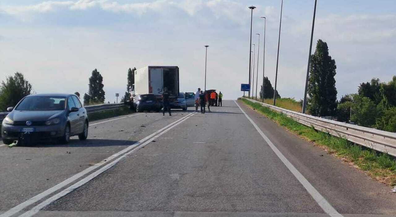 Incidente stradale a Jesolo, coinvolti un camion, quattro auto e una moto: morta una coppia di motociclisti, tre feriti Incidente stradale a Jesolo, coinvolti un camion, quattro auto e una moto: morta una coppia di motociclisti, tre feriti