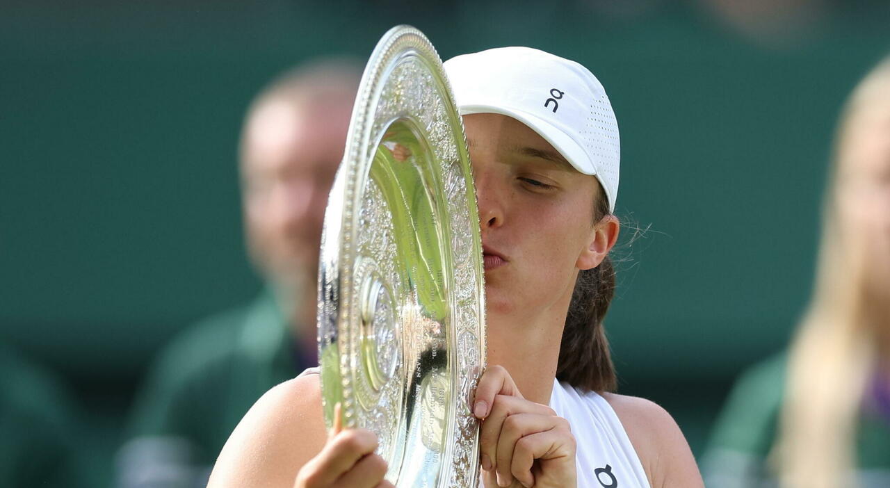 https://statics.cedscdn.it/photos/MED_HIGH/2025/07/12/8952873_12184443_iga_swiatek_vince_wimbledon_oggi_12_7_2025.jpg