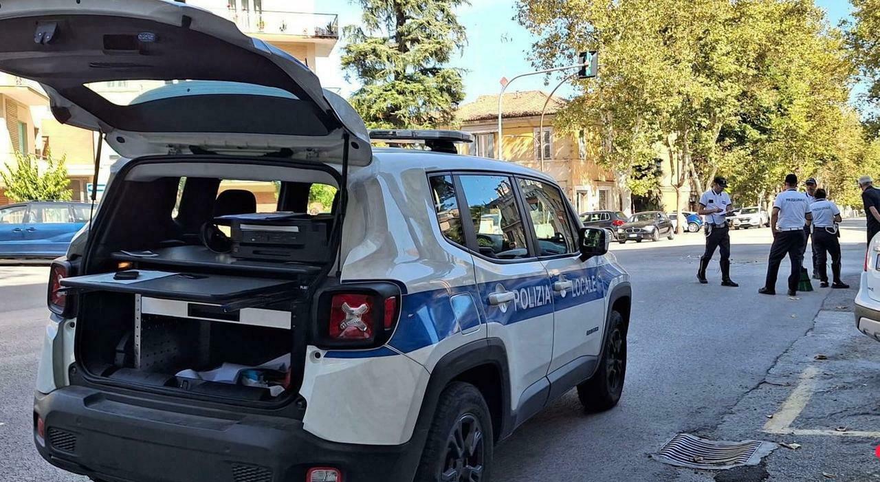Fuga dall?incidente, si barrica in casa e poi assale i vigili: «Vi taglio mani e gola» Fuga dall?incidente, si barrica in casa e poi assale i vigili: «Vi taglio mani e gola»