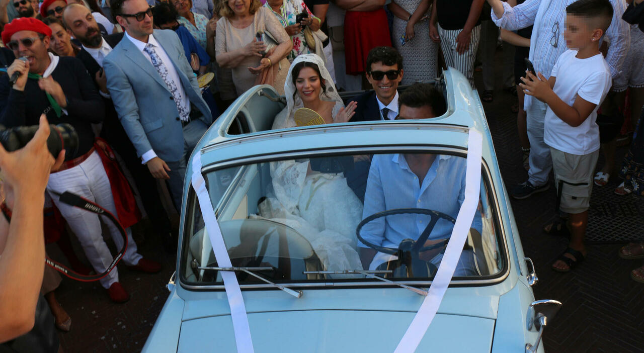 https://statics.cedscdn.it/photos/MED_HIGH/2025/07/12/8953100_12222040_rocco_basilico_matrimonio_sonia_ben_ammar_capri_invitati_jeff_bezos_mark_zuckerberg_oggi_12_7_2025.jpg