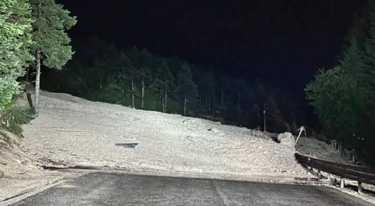 Frana a San Vito di Cadore, fango e detriti invadono l Frana a San Vito di Cadore, fango e detriti invadono l