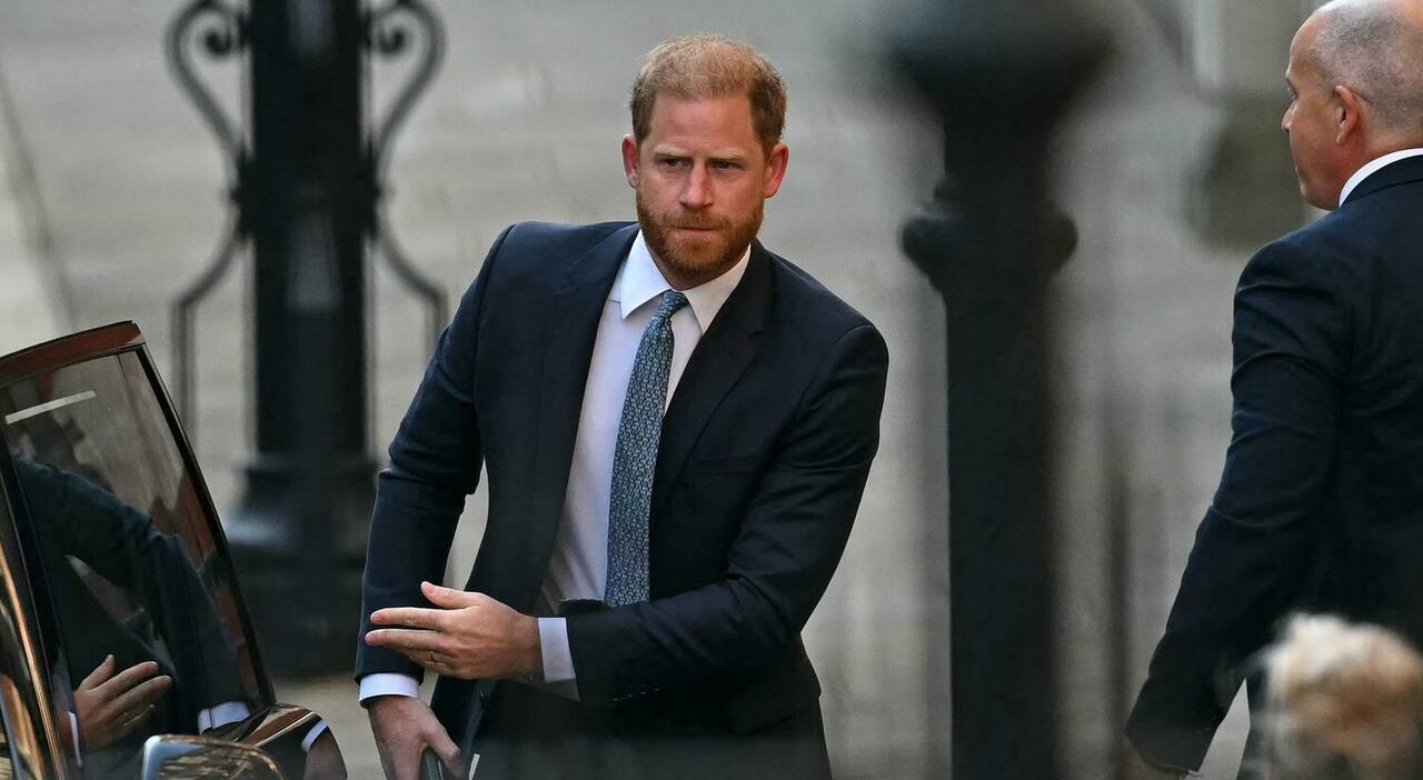 https://statics.cedscdn.it/photos/MED_HIGH/2025/07/13/8954192_13121022_harry_londra.jpg