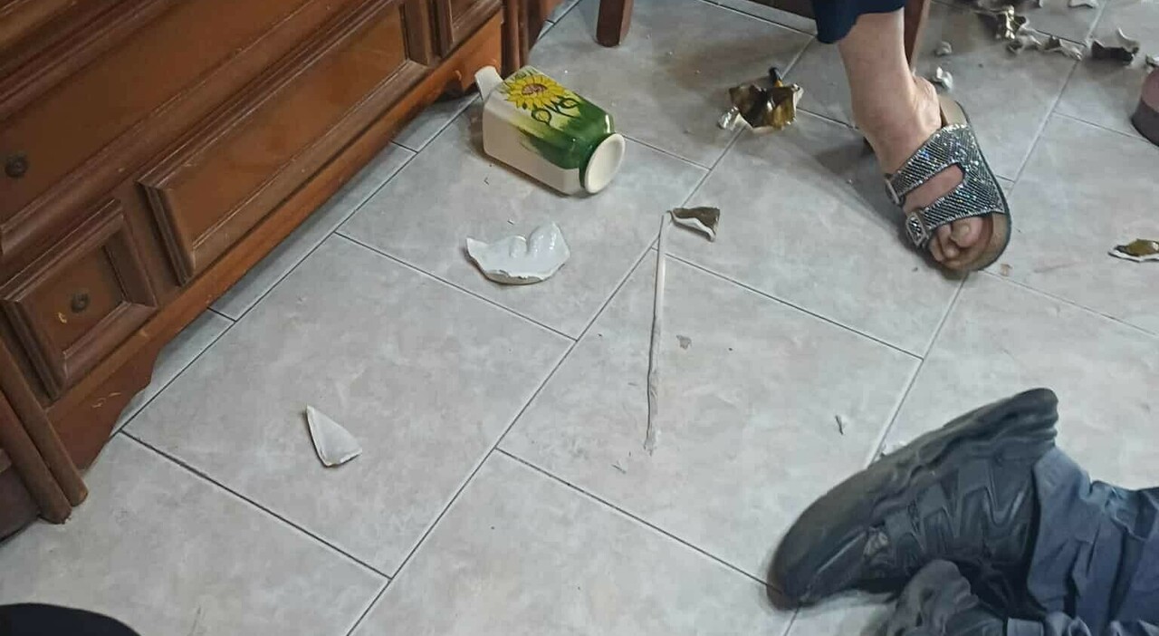 Napoli, violento raid di occupanti abusivi a Scampia: «Porta abbattuta col flex, cacciata da casa mia a 74 anni» Napoli, violento raid di occupanti abusivi a Scampia: «Porta abbattuta col flex, cacciata da casa mia a 74 anni»