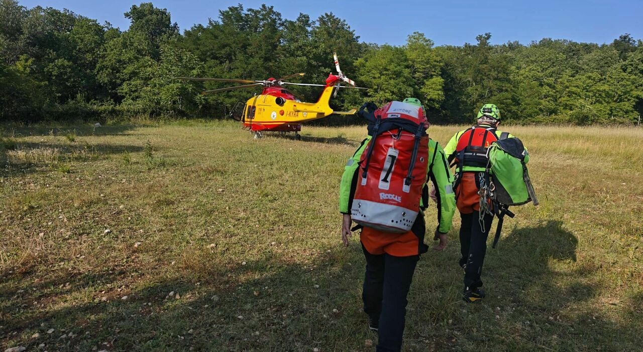 https://statics.cedscdn.it/photos/MED_HIGH/2025/07/13/8954342_13102249_alpinisti_notte_nicchia_maltempo_recuperati_soccorso_alpino_cortina.jpg