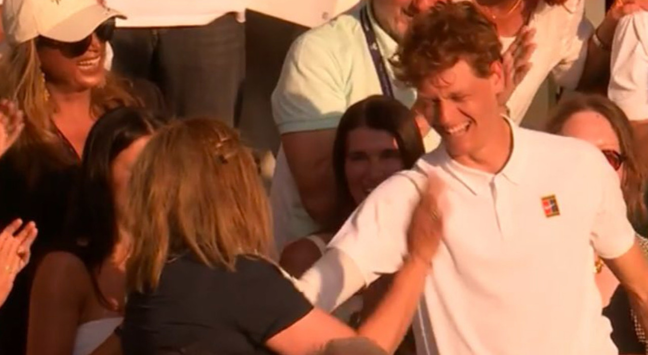 Sinner, mamma Siglinde e papà Hanspeter separati in tribuna a Wimbledon (e le loro espressioni sono virali sui social) Sinner, mamma Siglinde e papà Hanspeter separati in tribuna a Wimbledon (e le loro espressioni sono virali sui social)