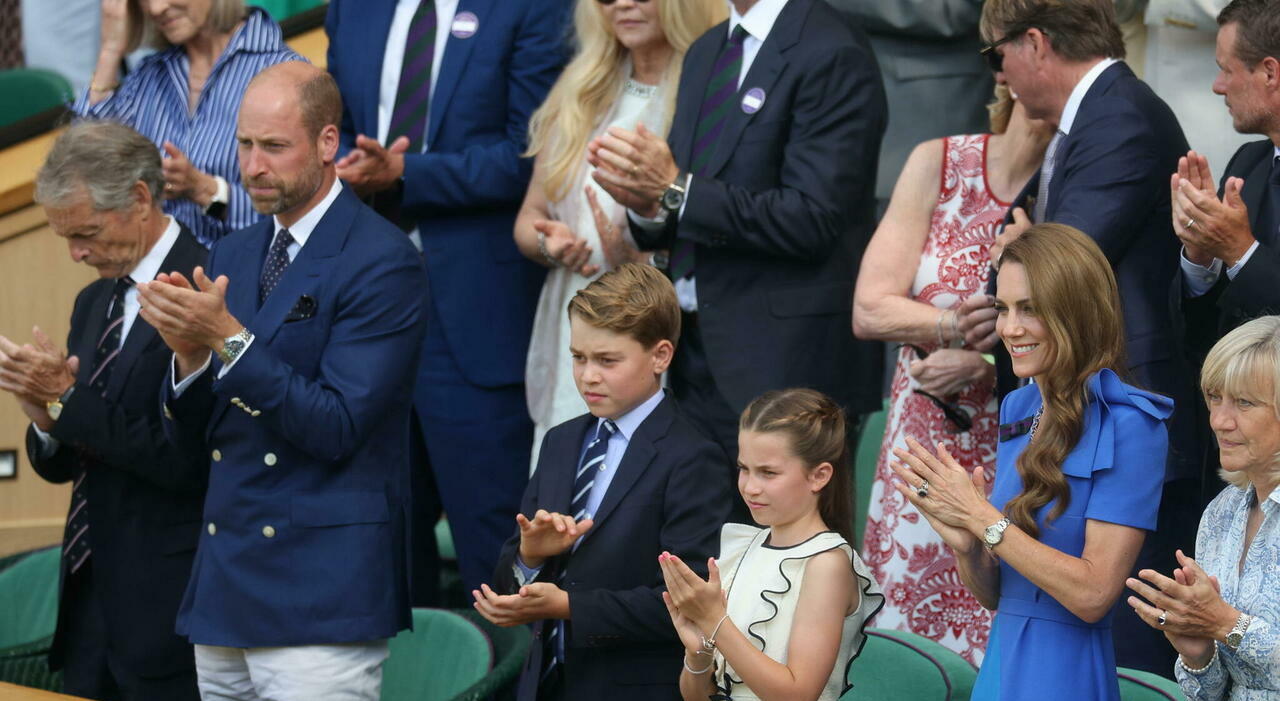 Kate in blu, Charlotte le ruba la scena con lo smalto: i reali inglesi nel Royal Box, Louis grande assente. Tutti i vip presenti a Wimbledon Kate in blu, Charlotte le ruba la scena con lo smalto: i reali inglesi nel Royal Box, Louis grande assente. Tutti i vip presenti a Wimbledon