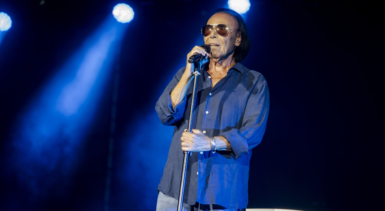 https://statics.cedscdn.it/photos/MED_HIGH/2025/07/13/8954568_13192502_antonello_venditti_rimedia_dopo_gaffe_fan_disabile_porto_cinzia_palco_bari_oggi_13_4_2025.jpg