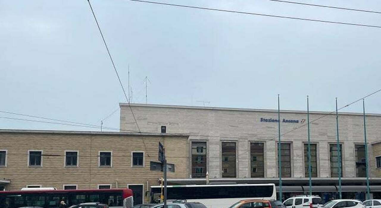 assalito dai maranza ad ancona liphone sparisce lui chiama i parenti e organizza un agguato