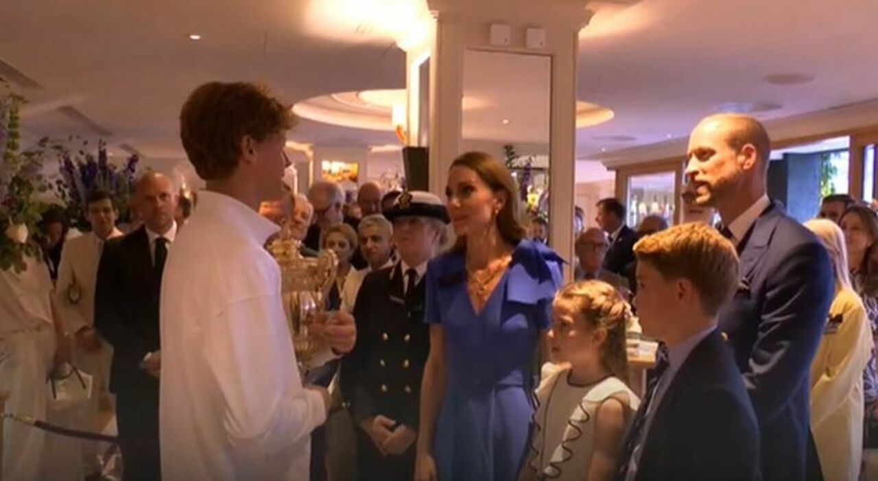 Sinner incontra Kate Middleton, William e i principi George e Charlotte. Il campione: «Anche voi giocate a tennis?». La principessa: «Sei un Sinner incontra Kate Middleton, William e i principi George e Charlotte. Il campione: «Anche voi giocate a tennis?». La principessa: «Sei un