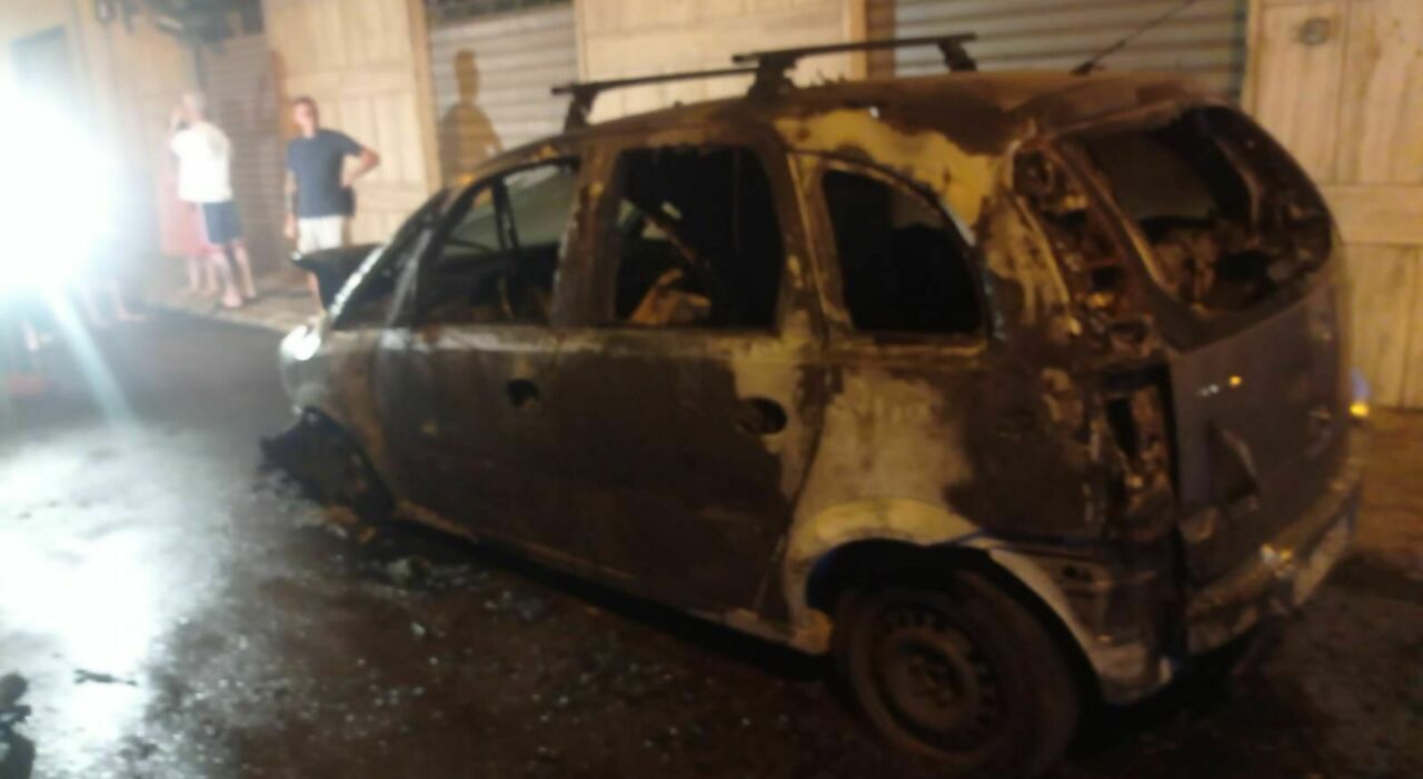 Incendi nella notte a Taranto: bruciate 11 auto in diversi quartieri Incendi nella notte a Taranto: bruciate 11 auto in diversi quartieri