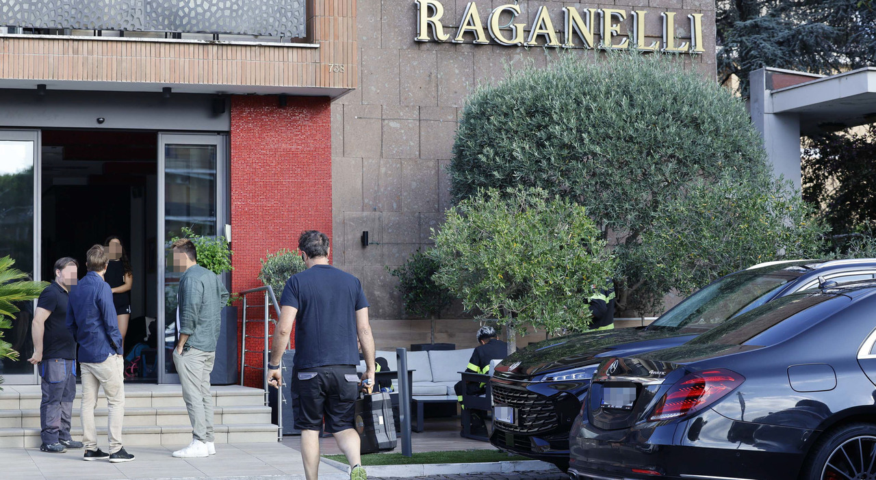 https://statics.cedscdn.it/photos/MED_HIGH/2025/07/14/8955715_14090558_monossido_hotel_roma_evacuati_ospiti_ospedale_oggi_14_7_2025.jpg