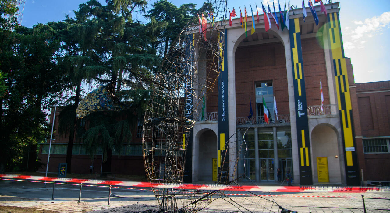 https://statics.cedscdn.it/photos/MED_HIGH/2025/07/14/8955736_14094017_milano_piromane_balena_allegrucci_oggi_14_7_2025.jpg