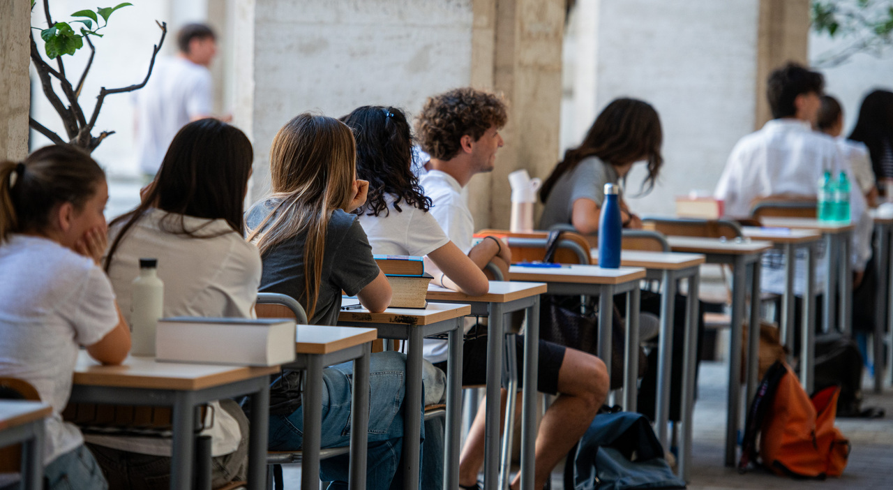 https://statics.cedscdn.it/photos/MED_HIGH/2025/07/14/8955798_14105618_scuola_professori_assunzioni_come_fare_valditara_annuncio_oggi_14_7_2025.jpg