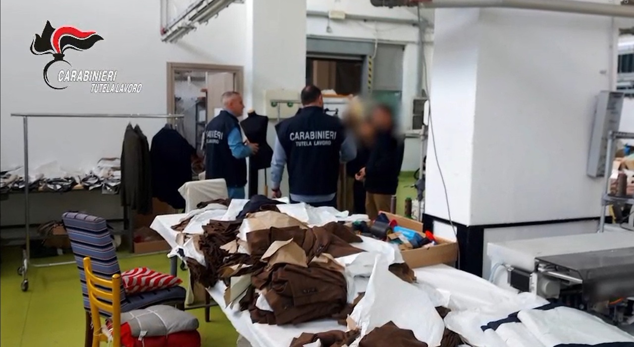Loro Piana in amministrazione giudiziaria: «Caporalato e sfruttamento nei laboratori cinesi, ricarico da 1000 2000 euro a capo» Loro Piana in amministrazione giudiziaria: «Caporalato e sfruttamento nei laboratori cinesi, ricarico da 1000 2000 euro a capo»