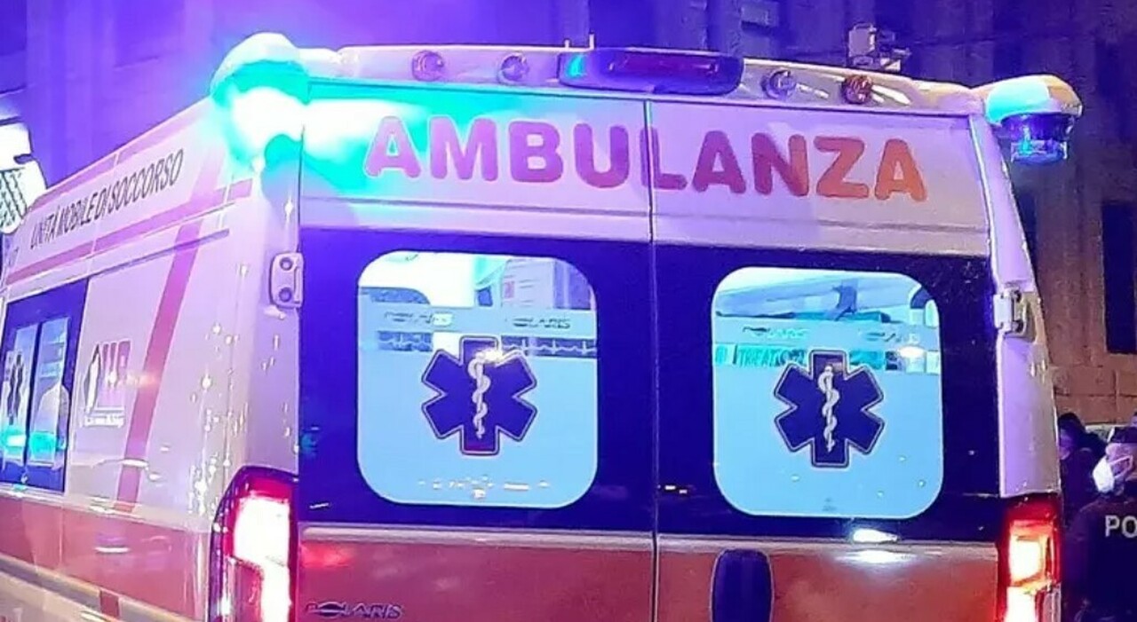 Bambino di 3 anni cade dal terzo piano, è gravissimo: «È salito sul termosifone ed è volato dalla finestra». Passanti disperati Bambino di 3 anni cade dal terzo piano, è gravissimo: «È salito sul termosifone ed è volato dalla finestra». Passanti disperati
