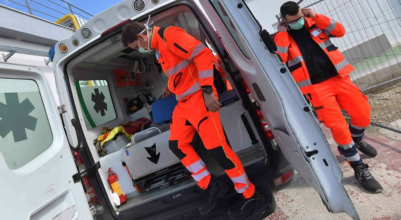 Bambino di 3 anni precipita dalla finestra al terzo piano: è gravissimo. Il piccolo si è arrampicato su una sedia, poi il Bambino di 3 anni precipita dalla finestra al terzo piano: è gravissimo. Il piccolo si è arrampicato su una sedia, poi il