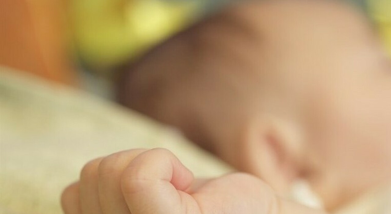 bambino di 5 mesi muore in un villaggio turistico dormiva nel letto con i genitori non respira pi249 venite