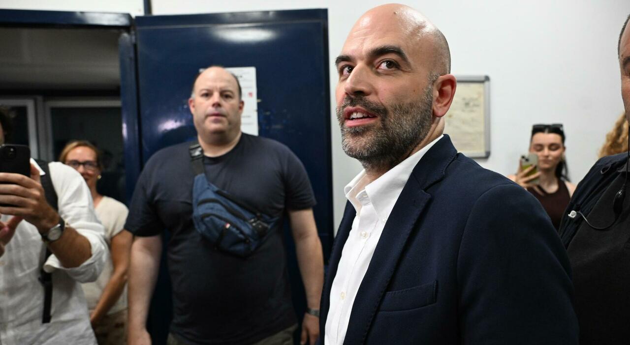 https://statics.cedscdn.it/photos/MED_HIGH/2025/07/14/8956167_14165822_roberto_saviano.jpg