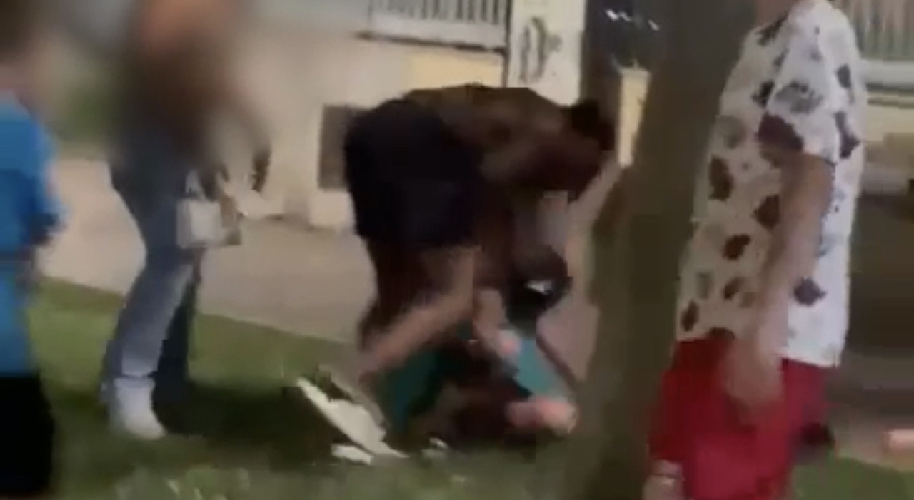 Uomo colpisce una donna in pieno centro, davanti a ragazzini e passanti: choc nel Salento. Il video Uomo colpisce una donna in pieno centro, davanti a ragazzini e passanti: choc nel Salento. Il video