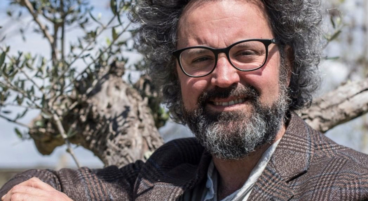 https://statics.cedscdn.it/photos/MED_HIGH/2025/07/14/8956448_14212726_simone_cristicchi_paralisi_di_bell_come_sta_cosa_e_malattia_date_tour_cancellate_oggi_14_7_2025.jpg