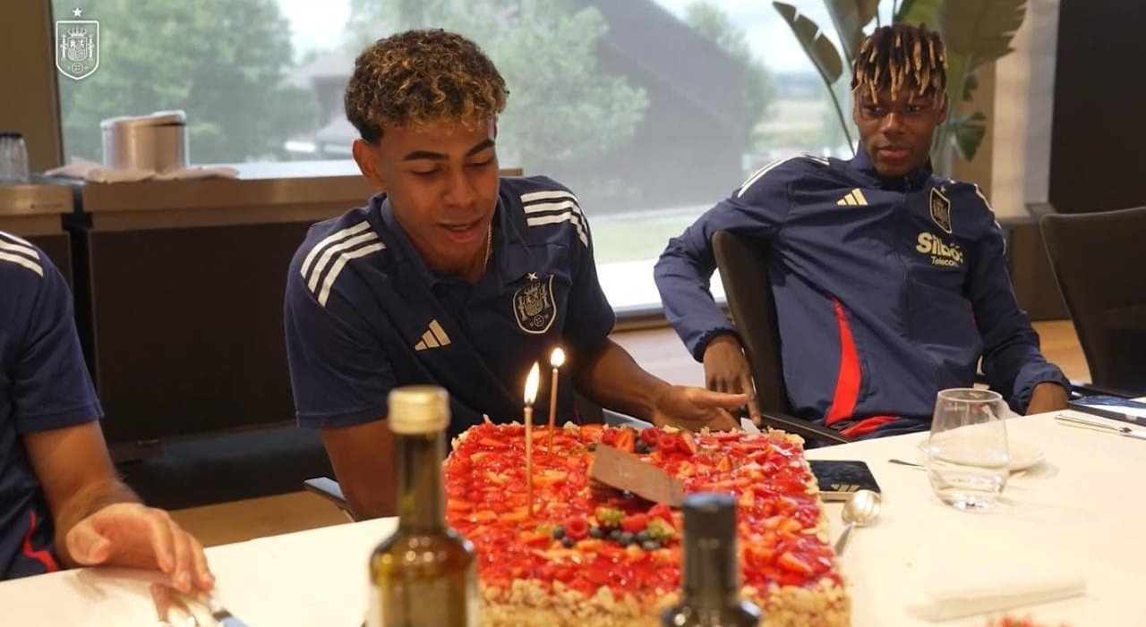 https://statics.cedscdn.it/photos/MED_HIGH/2025/07/14/8956468_14215056_lamine_yamal_compleanno_nani.jpg