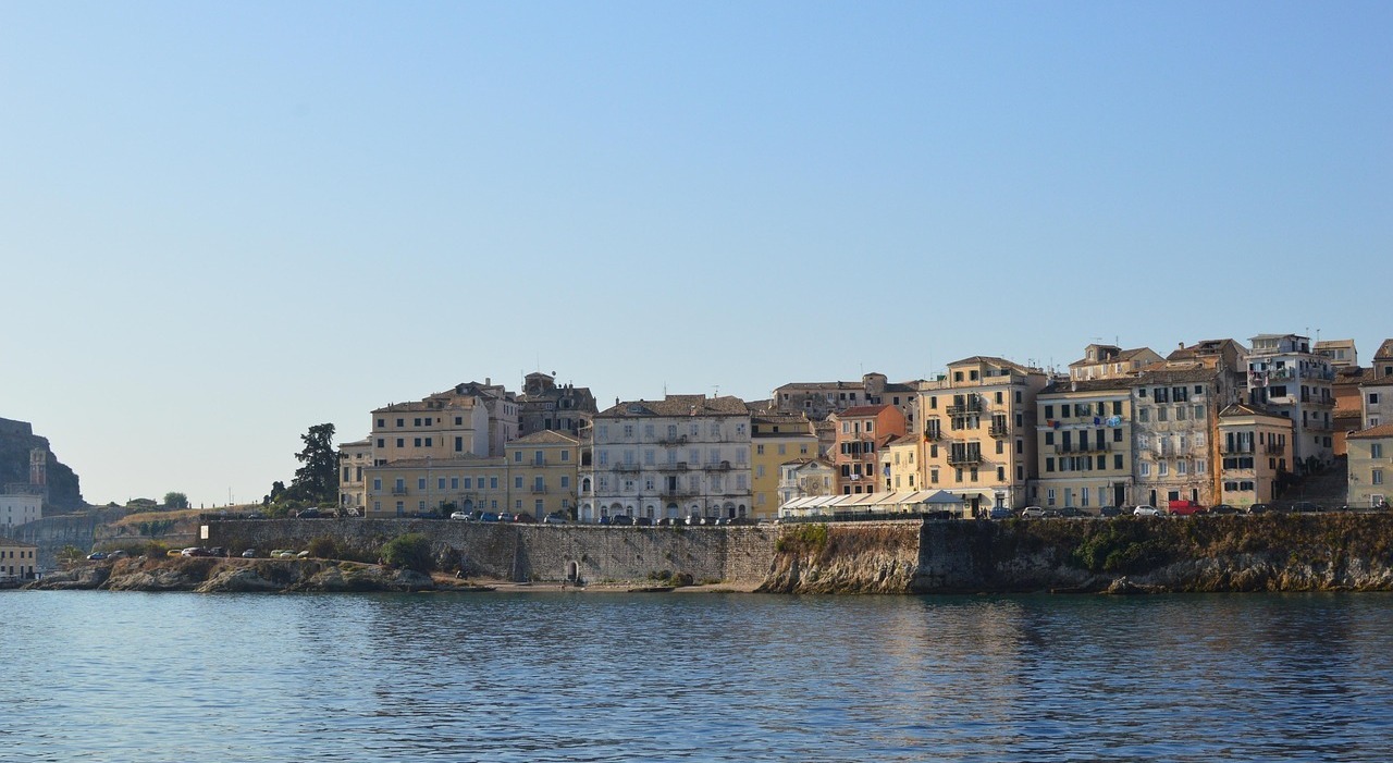 Ragazzo di 17 anni precipita dal balcone mentre è in vacanza con gli amici a Corfù: è gravissimo Ragazzo di 17 anni precipita dal balcone mentre è in vacanza con gli amici a Corfù: è gravissimo