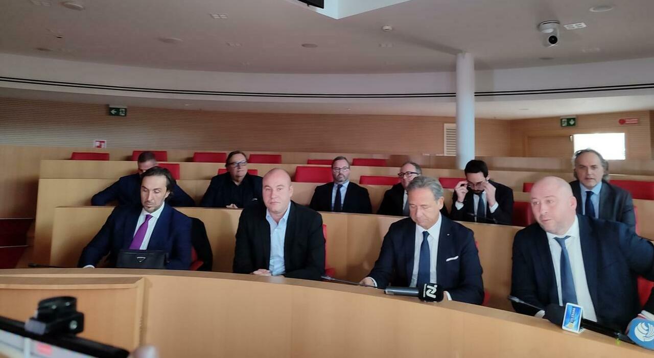 I transfughi della politica spaccano il centrodestra. FdI: una legge per vietarli I transfughi della politica spaccano il centrodestra. FdI: una legge per vietarli