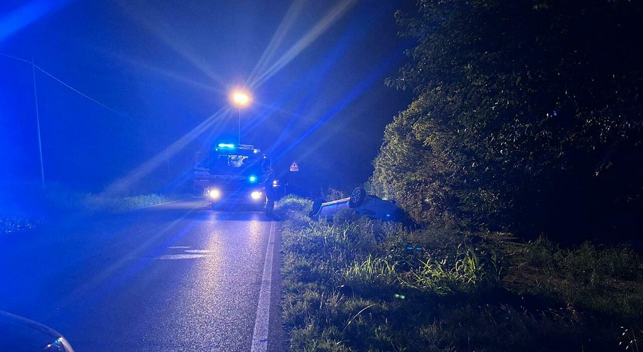 Auto fuori controllo finisce nel fosso e si ribalta: morta una persona, un ferito