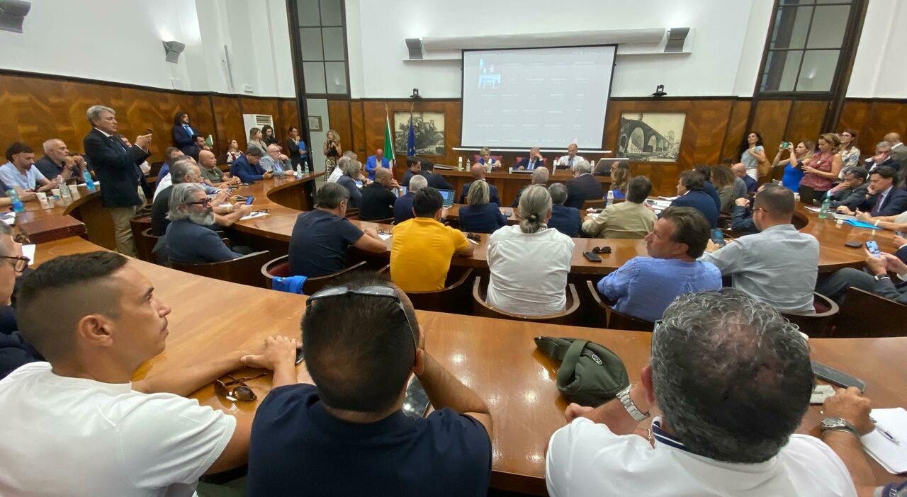 Ex Ilva, altra fumata nera: arriva un altro rinvio Ex Ilva, altra fumata nera: arriva un altro rinvio