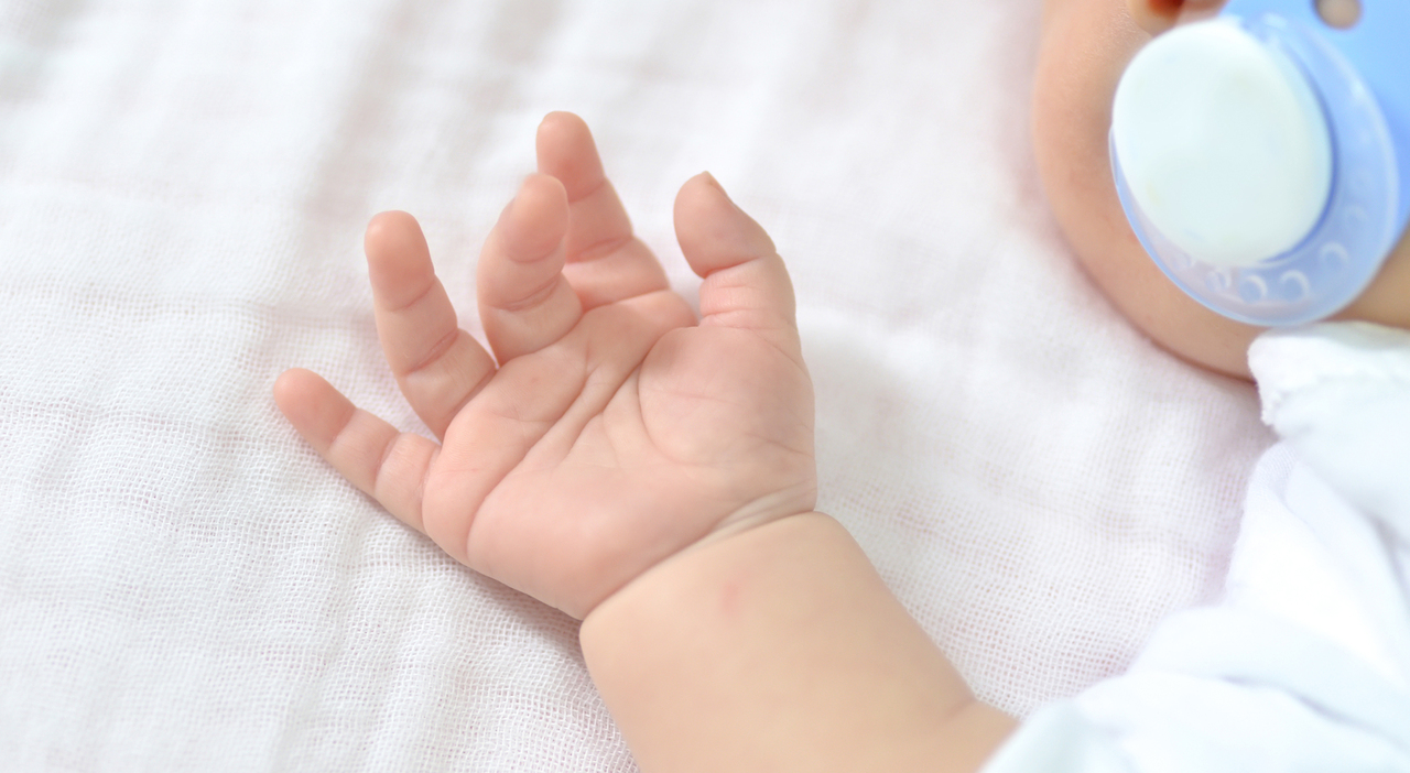 https://statics.cedscdn.it/photos/MED_HIGH/2025/07/15/8957968_15125444_tenersi_per_mano.jpg