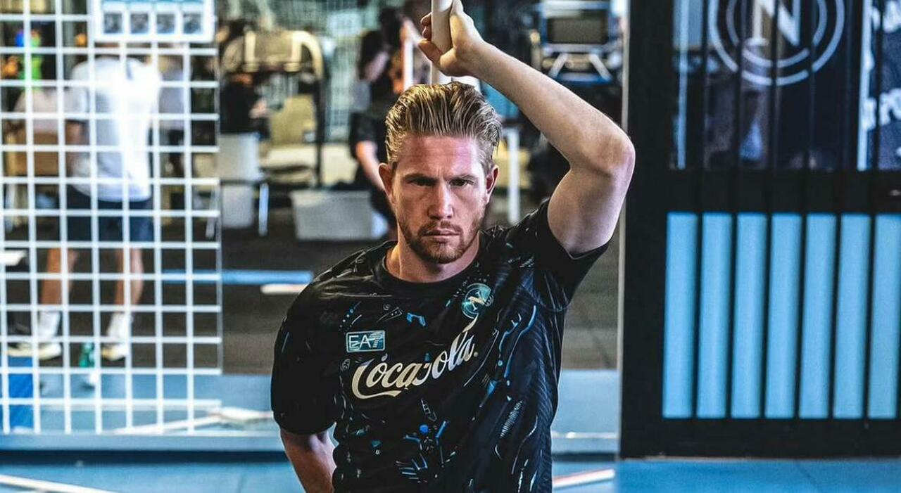 Napoli, Kevin De Bruyne a Castel Volturno: il primo allenamento in maglia azzurro Napoli, Kevin De Bruyne a Castel Volturno: il primo allenamento in maglia azzurro