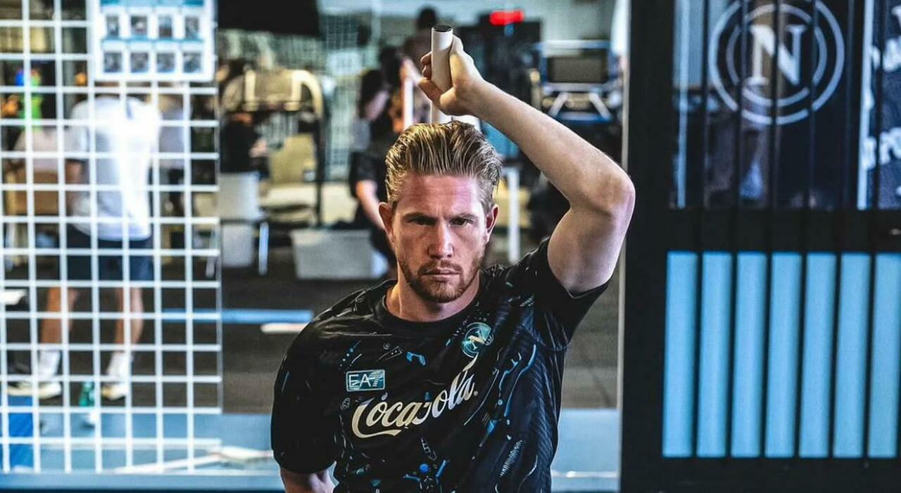napoli kevin de bruyne a castel volturno il primo allenamento in maglia numero 10