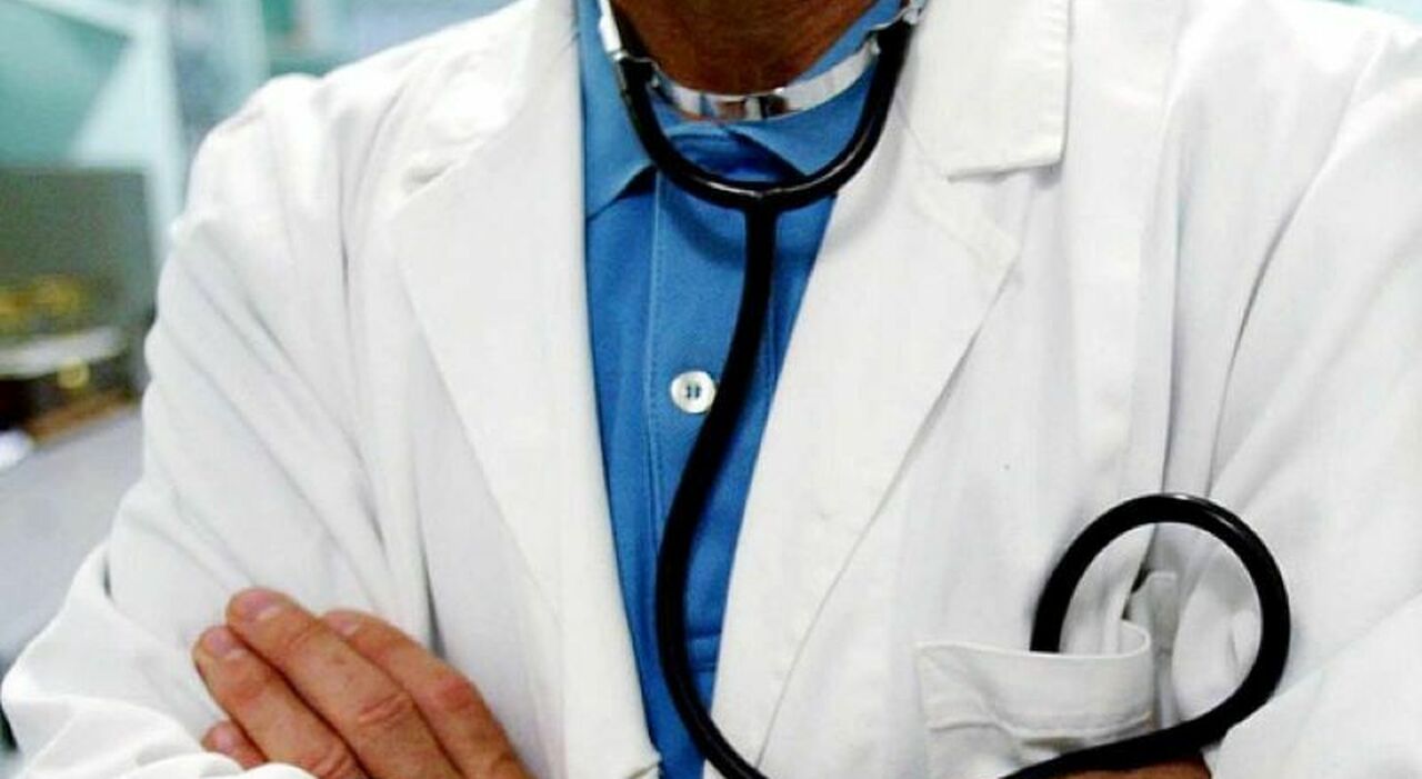 https://statics.cedscdn.it/photos/MED_HIGH/2025/07/15/8958031_15140015_medico.jpg