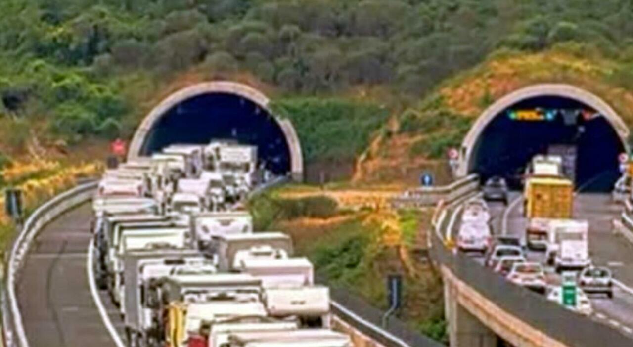 Incidente A1 lungo la ?Variante di Valico?: tre morti e due feriti in galleria. Grave anche una bambina. Coda di 7km e corse riaperte al traffico Incidente A1 lungo la ?Variante di Valico?: tre morti e due feriti in galleria. Grave anche una bambina. Coda di 7km e corse riaperte al traffico