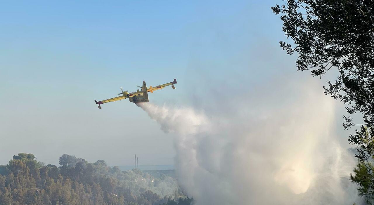 Castro, un altro incendio. Arriva un canadair Castro, un altro incendio. Arriva un canadair