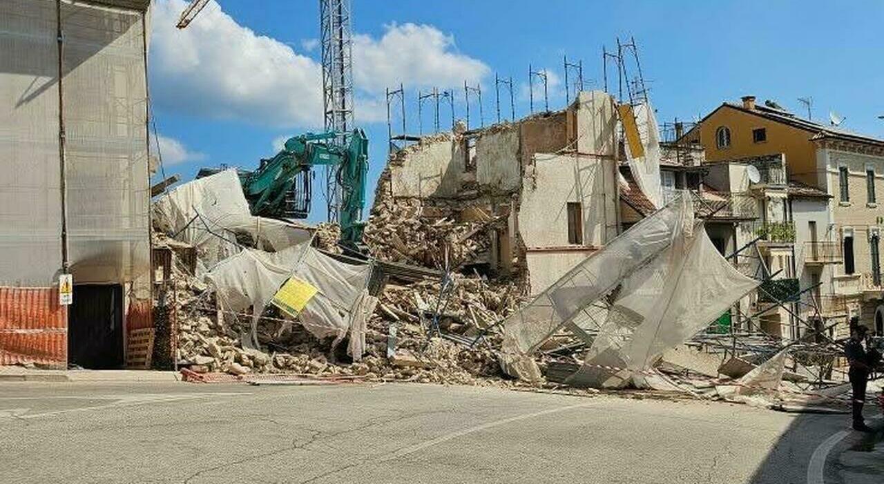 Monteprandone, crolla un muro e invade tutta la strada: tragedia sventata, per fortuna non passava nessuno Monteprandone, crolla un muro e invade tutta la strada: tragedia sventata, per fortuna non passava nessuno