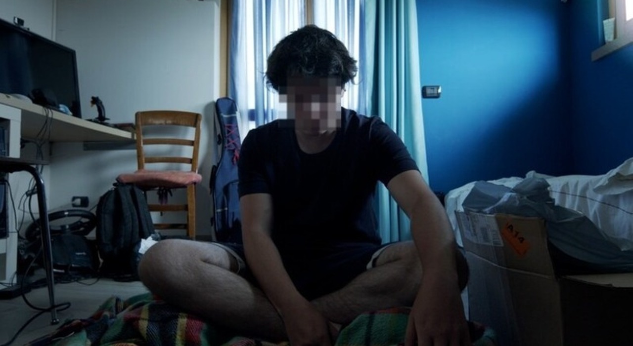 https://statics.cedscdn.it/photos/MED_HIGH/2025/07/15/8958318_15175007_hikikomori_cosa_e_figlio_chiuso_in_camera_consigli_cosa_fare_oggi_15_7_2025.jpg