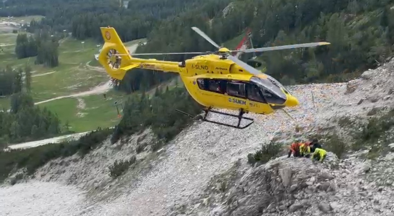 Ragazza di 15 anni si arrampica con le amiche sull Ragazza di 15 anni si arrampica con le amiche sull