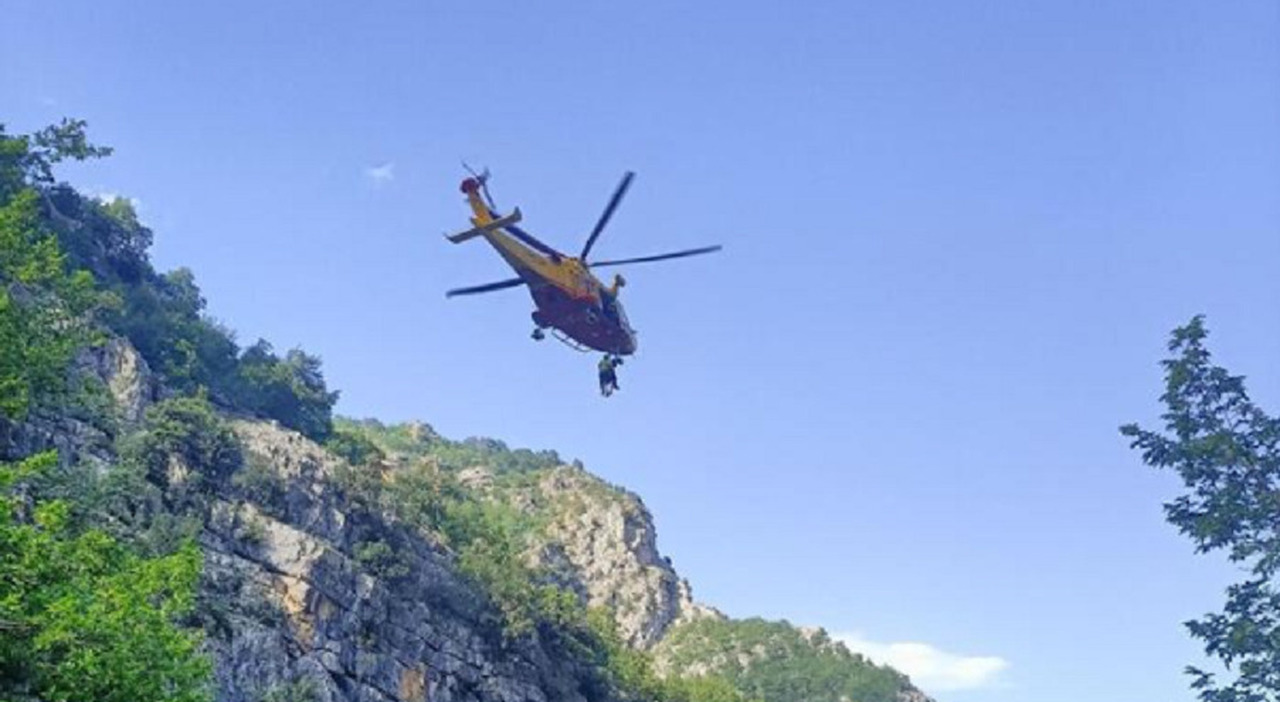 Morta a 15 anni per fare una foto a Cesiomaggiore: il cedimento della roccia e il volo nel Piave. Schiacciata da un grosso masso Morta a 15 anni per fare una foto a Cesiomaggiore: il cedimento della roccia e il volo nel Piave. Schiacciata da un grosso masso