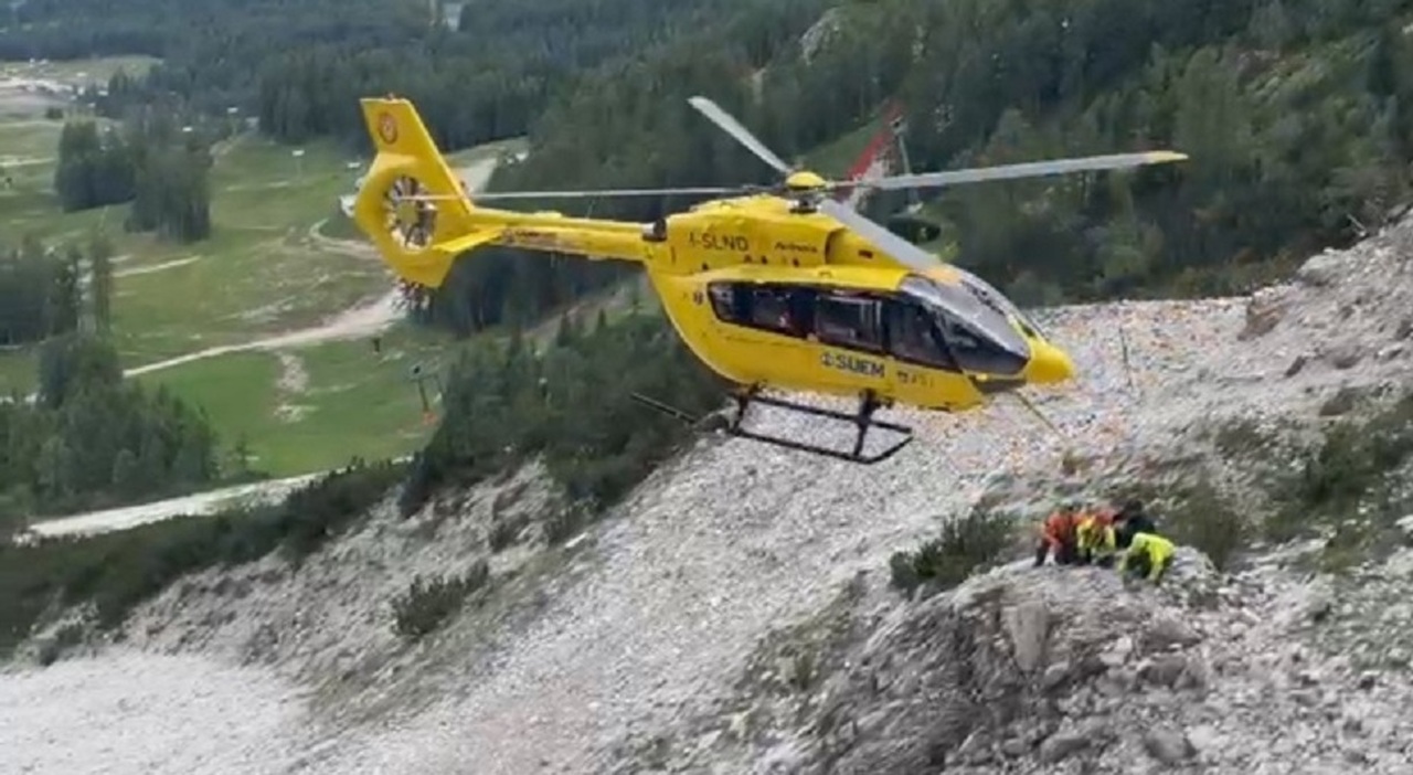 Morta a 15 anni per fare una foto a Cesiomaggiore: il cedimento della roccia e il volo nel Piave. Schiacciata da un grosso masso. Ferita una coetanea Morta a 15 anni per fare una foto a Cesiomaggiore: il cedimento della roccia e il volo nel Piave. Schiacciata da un grosso masso. Ferita una coetanea